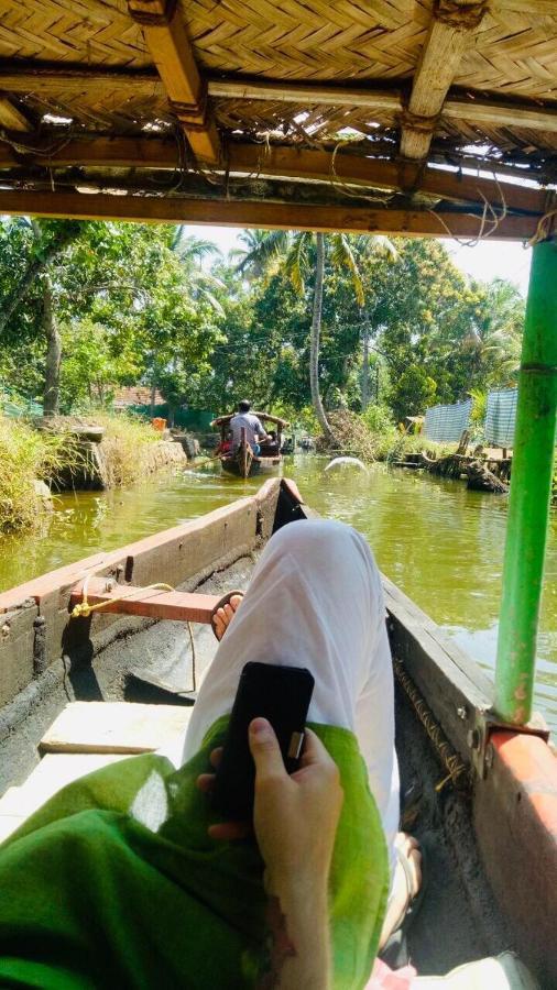 Abru'S Holidays International Travelers Alappuzha Экстерьер фото