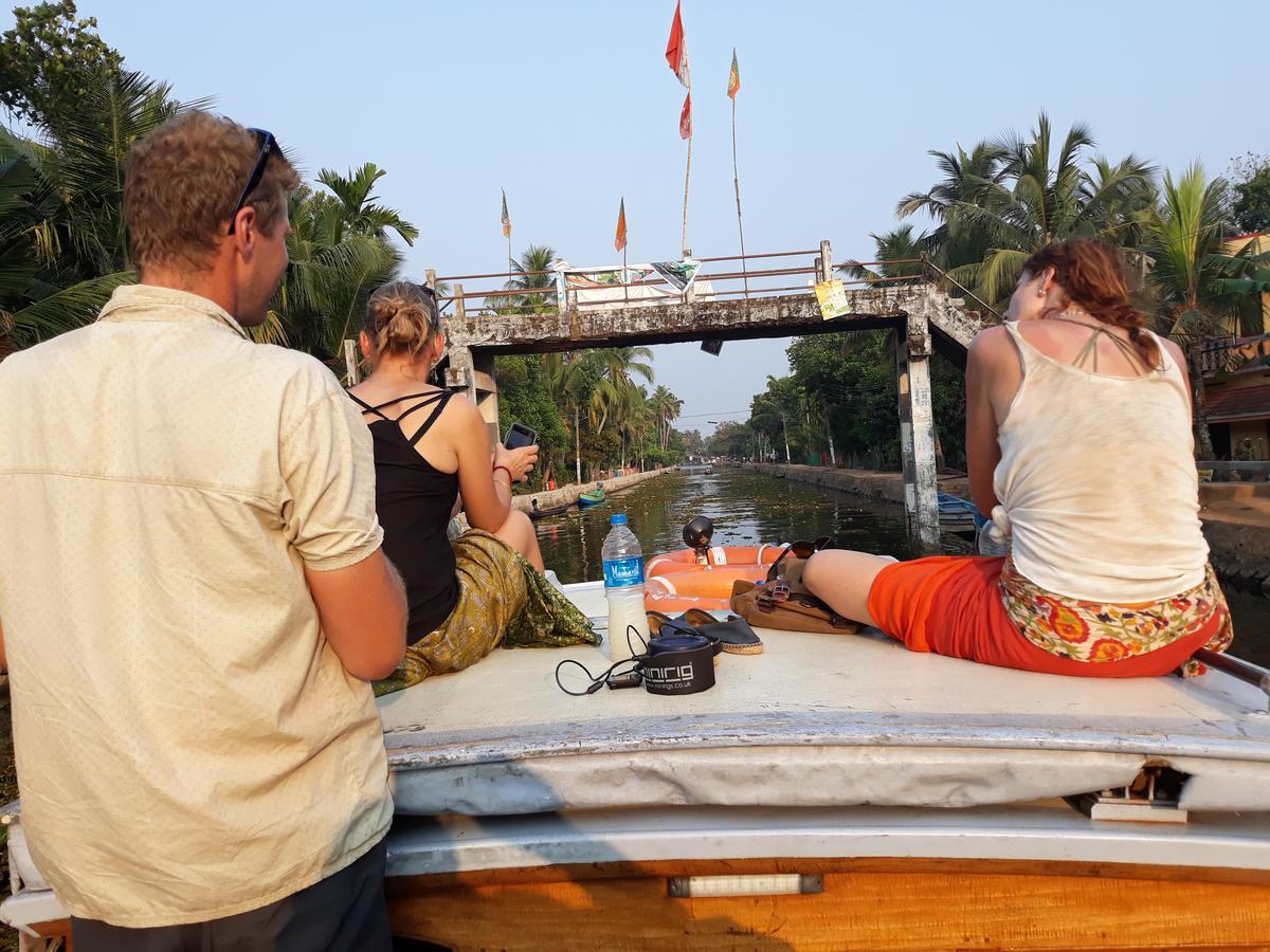 Abru'S Holidays International Travelers Alappuzha Экстерьер фото